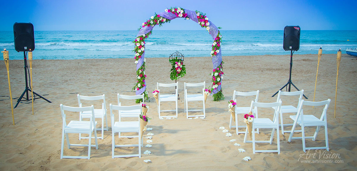 Фотограф в Испании фотографирует свадьбу в Испании на берегу моря.