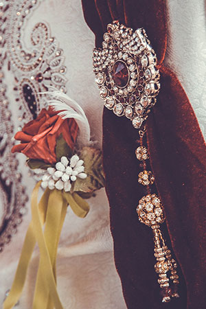 Украшение жениха на индийской свадьбе
