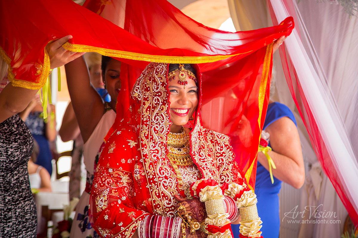 Фотограф в Кальпе. Индийская свадьба в Испании. Soejata выходит к жениху