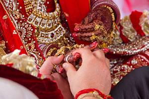Жених одевает кольцо индийской невесте