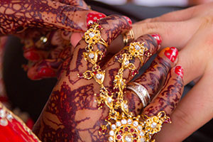 Индийская невеста одевает кольцо жениху
