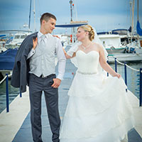 Жених и невеста на фоне яхт